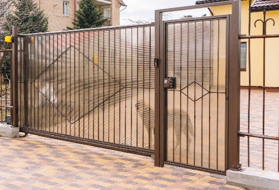 Купить ворота из профлиста с элементами ковки, с металлическими столбами в рамке или под дерево в Пыть-яхе от 156750 руб